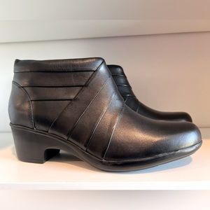 Clarks Booties, women’s size 11 with a leather upper and manmade sole in black.